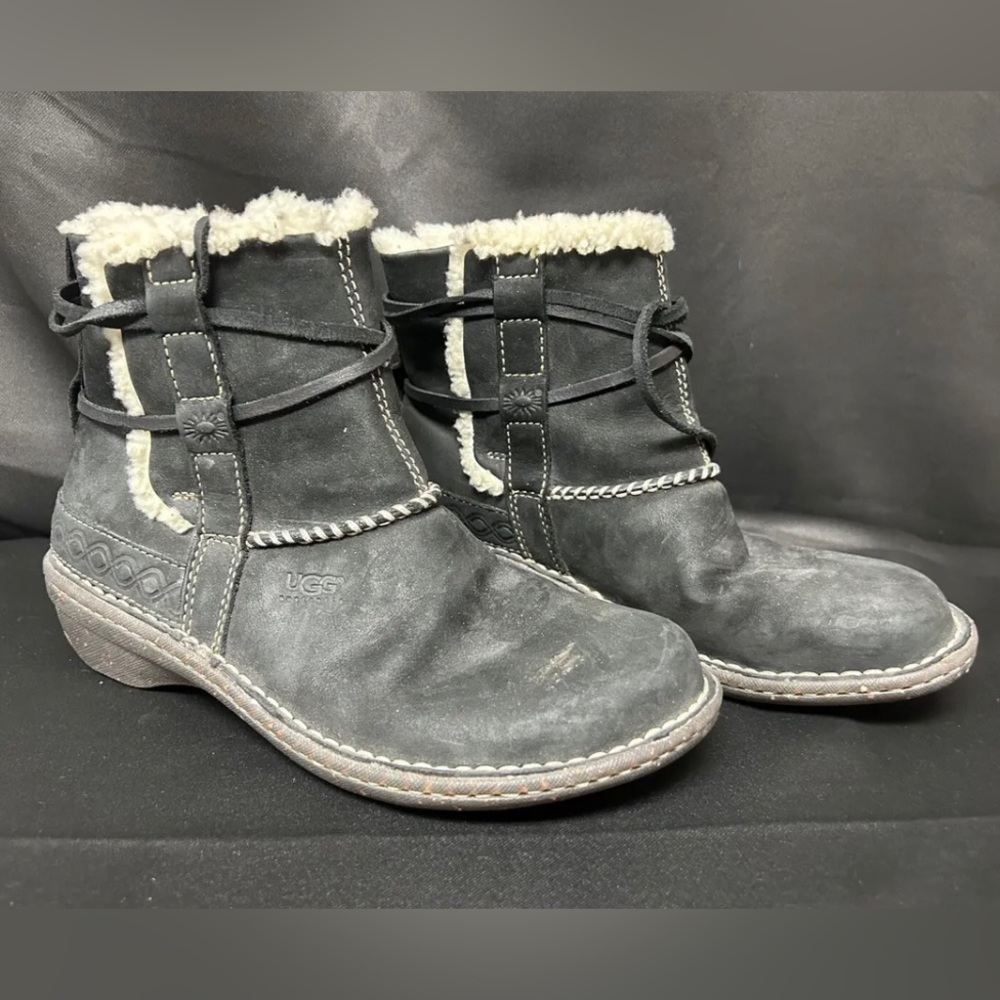 UGG Ladies Fur Lined Ankle Boot size 7